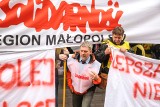 Kraków. Protestujący kolejarze: Marszałek bawi się spółką jak kolejką