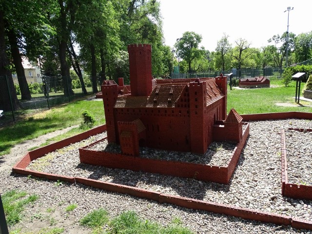 Jedną z atrakcji turystycznych Miasta Zakochanych jest park miniatur zamków krzyżackich w Chełmnie. Warto tu zajrzeć.