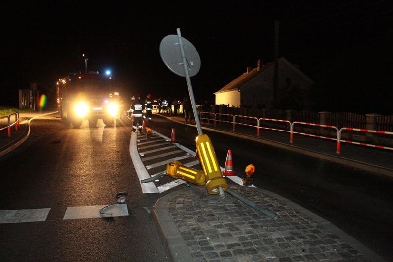 Kabriolet staranował płot i wpadł na posesję.