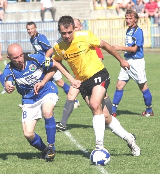 Piłkarze Stali Nowa Dęba (z piłką Piotr Marut) wygrali na inaugurację sezonu z Czarnymi w Jaśle.
