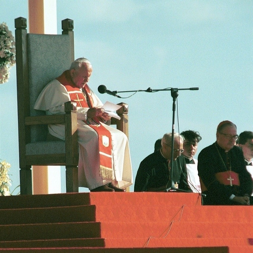 Podczas wizyty w Gorzowie Jan Paweł II spotkał się z 400...