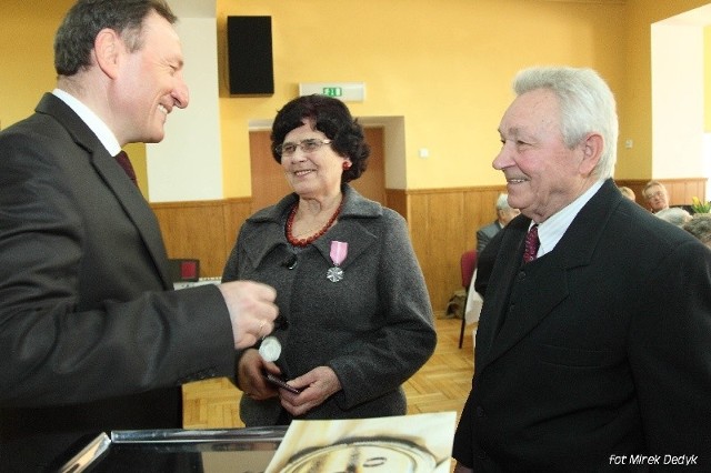 Burmistrz Lewicki wręcza medale Bronisławie i Julianowi Żylakom z Olesna.