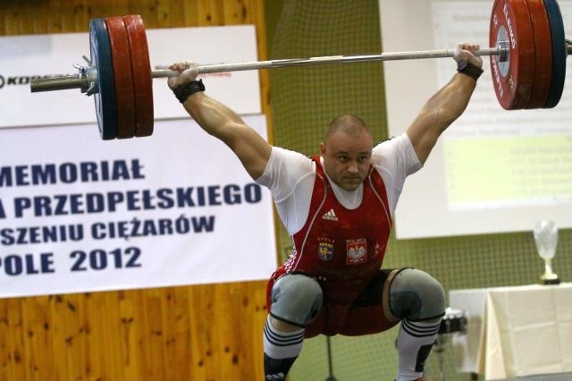 Kornel Czekiel będzie w Tiranie reprezentował nasz kraj w wadze do 105 kg. Ostatnio znajduje się on w znakomitej formie i w stolicy Albanii ma realną szansę na zajęcie miejsca na podium.