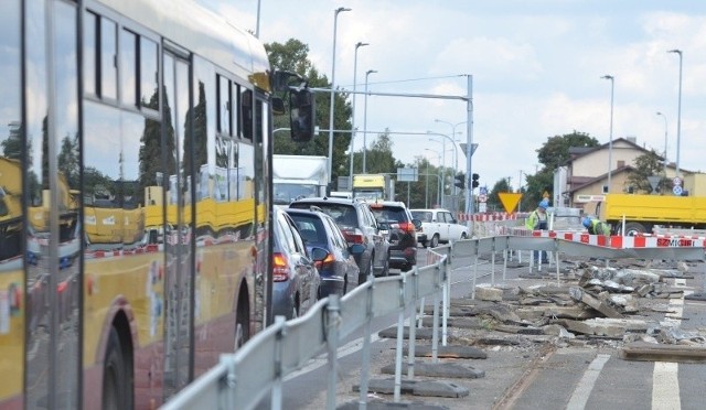 W korkach tkwili w ostatnich dniach również kierowcy przemierzający remontowaną ul. Inflancką.