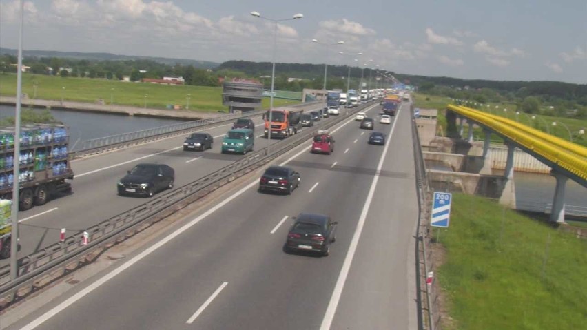 Zderzenie ciężarówki z osobówką. Utrudnienia na autostradowej obwodnicy Krakowa [ZDJĘCIA]