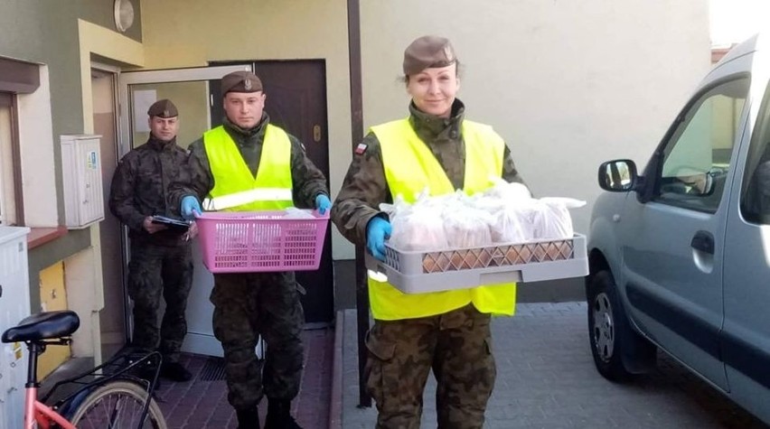 Żołnierze WOT stacjonujący w Kozienicach pomagają w walce z...