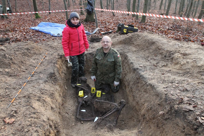 W lesie odkryli szczątki rozstrzelanych (WIDEO, zdjęcia)