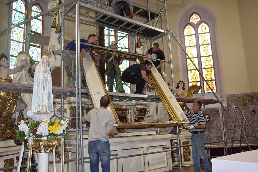 Ołtarz rozebrano w piątek. Rozbiórka trwała kilka godzin....