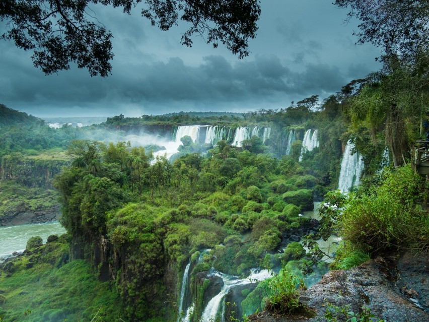 Wodospady Iguazu na granicy Brazylii i Argentyny właśnie w...