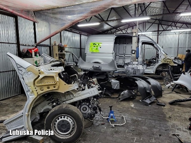 Żarscy policjanci rozbili dziuplę samochodową, w której zabezpieczyli części warte około poł miliona złotych.