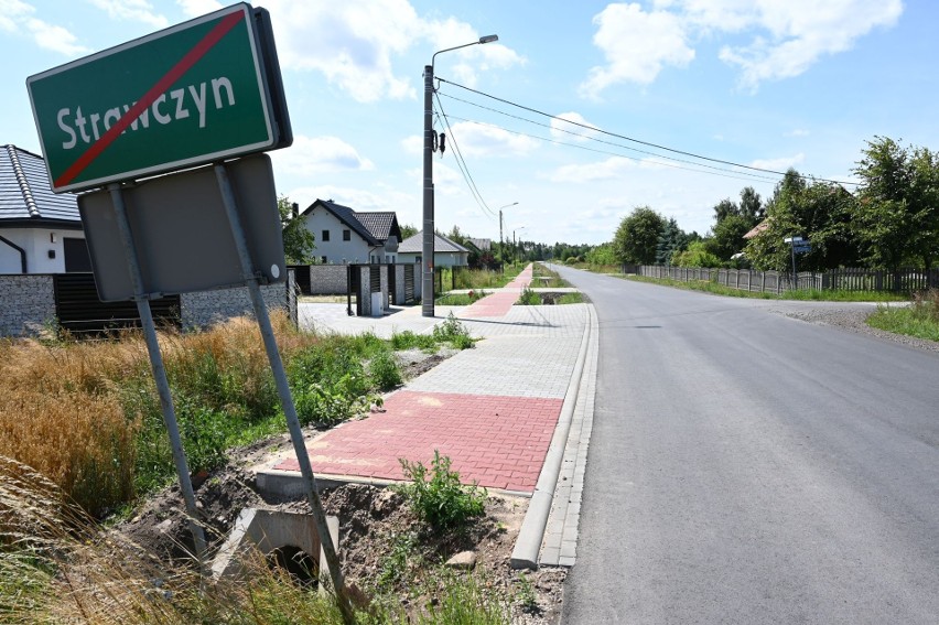 Nowa inwestycja drogowa w gminie Strawczyn. Jest nowa nawierzchnia oraz chodnik dla pieszych
