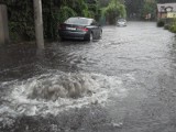 Pabianice liczą straty powodziowe. W deszczówce tonęły auta, woda zalała szpital i szkoły [zdjęcia]