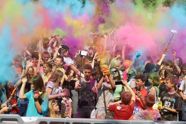 Najbardziej kolorowy Dzień Dziecka w Łodzi - Holi Festival przy Karpackiej  | Express Ilustrowany