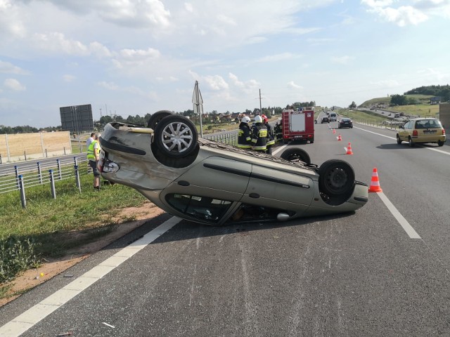 Do groźnie wyglądającego wypadku doszło w czwartek przed godziną 16  na ekspresowej trasie w podkieleckich Chęcinach.  - 55-latek jadący fordem wyprzedzał renault megane prowadzone przez 33-latkę. Z naszych wstępnych ustaleń wynika, że kończąc manewr i wracając na prawy pas, ford zawadził o megane. W efekcie 33-latka straciła panowanie nad kierownicą. Jej samochód dachował - przekazywał aspirant Artur Majchrzak z zespołu prasowego Komendy Wojewódzkiej Policji w Kielcach. Kobieta została zabrana do szpitala. Lewy pas trasy w kierunku Jędrzejowa jest zablokowany. Utrudnienia mogą potrwać do godziny 19.30.Więcej zdjęć na kolejnych slajdach. 