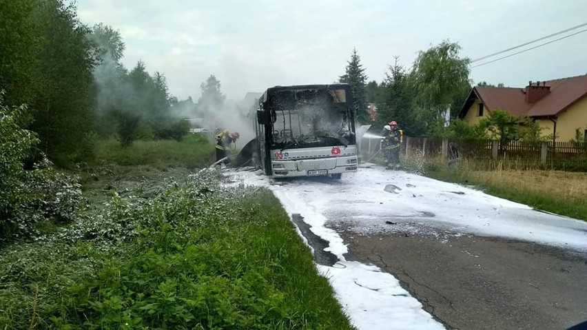 W Mokrzyskach spłonął doszczętnie autobus MPK Brzesko, na szczęście w środku nie było pasażerów [ZDJĘCIA]