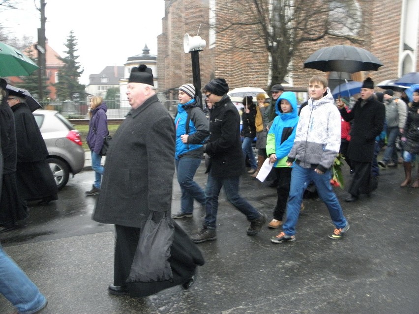 Krzyż ŚDM w Żorach: Adoracja i procesja [ZDJĘCIA]