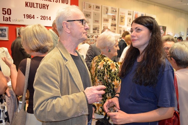 50 lat Żnińskiego Towarzystwa Kultury - wystawa w Przez 50 lat ŻTK wydało 130 pozycje książkowe, a tylko w okresie ostatnich 10 lat - 45. Odsłoniło 12 tablic - wszystkim odsłonięciom towarzyszyła publikacja, były to też zawsze manifestacje patriotyczne. Przez ostatnich 10 lat Towarzystwo wręczyło 42 "Laury" - najwyższe odznaczenie przyznawane osobom zaangażowanym w kulturę Żnina i Pałuk, a mieszkającym w kraju i za granicą. W ostatnich latach ŻTK jest organizatorem trzech cyklicznych imprez. Najliczniejsze są spotkania noworoczno - opłatkowe dla ok. 150 osób. Gromadzą się działacze, władze lokalne, jest okazja do podsumowania sezonu. Istotne są też tzw. "obiady czwartkowe", które są kontynuacją podobnych, organizowanych przez ostatniego króla Polski, oraz tych, które inicjował prezes Andrzej Hoffmann. W swojej działalności ŻTK realizuje hasło "aby zachować pamięć i dokonania nieprzeciętnych mieszkańców Żnina". 