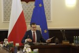 Premier Morawiecki zniósł górny limit dodatkowych świadczeń dla pracowników KPRM