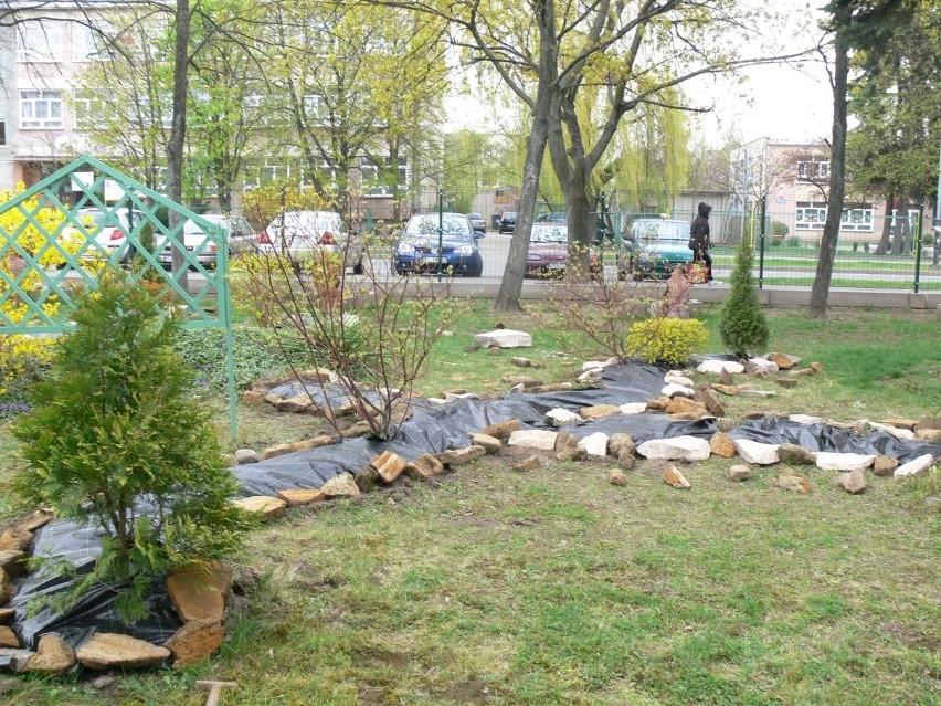 Zmieniają wiosenny ogród Zakładu Pielęgnacyjno - Opiekuńczego w Tarnobrzegu