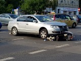 Wypadek na Grabiszyńskiej. Zderzenie motocykla i volkswagena