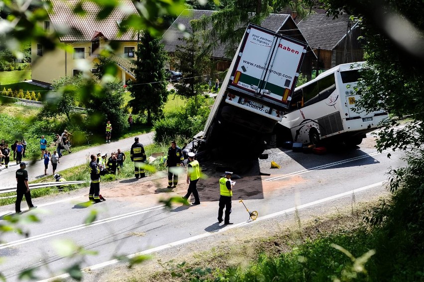 Myślenice. Kierowca mercedesa usłyszał zarzut w sprawie wypadku w Tenczynie z udziałem autokaru