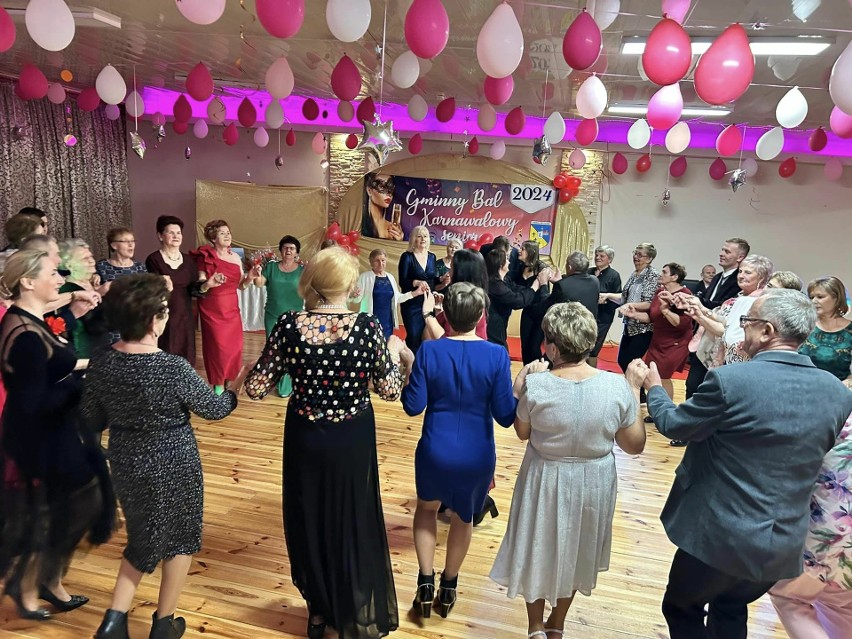 Karnawałowy Bal Seniora 2024 w Łopusznie. Ponad stu seniorów pokazało, jak można się bawić!
