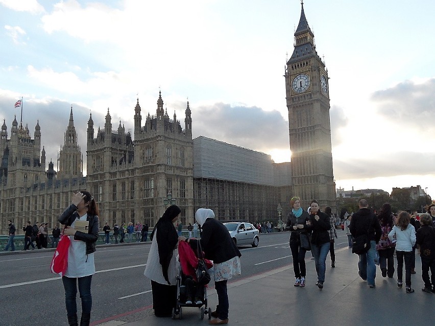 Na moście Westminsterskim wciąż jest mnóstwo turystów i...