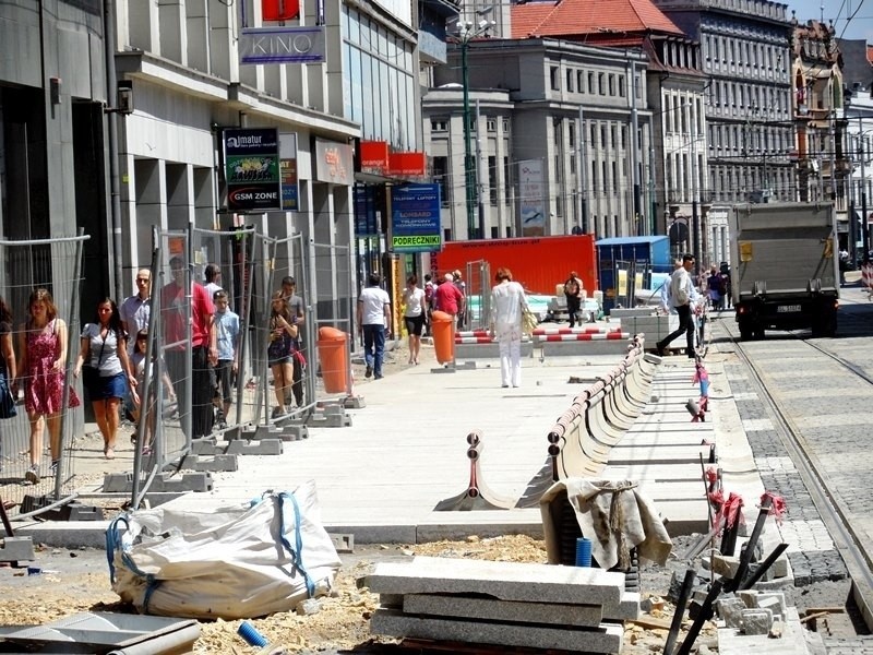 Ulica 3 Maja w Katowicach zmienia się w deptak