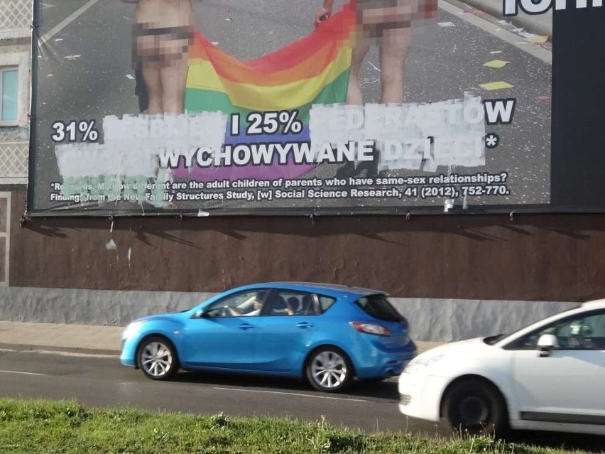 Wulgarny plakat na Śródce został w środę częściowo...