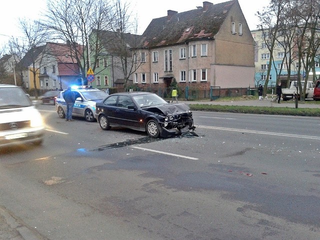 Na ulicy zostało tylko jedno auto.