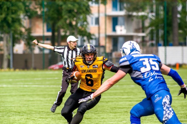 Mikołaj Pawlaczyk (z piłką) zdobył dla Lowlanders 12 punktów