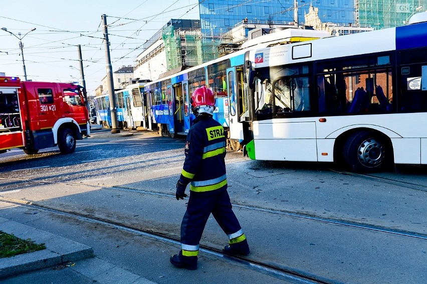 Wypadek na Bramie Portowej w Szczecinie: zderzenie tramwaju...