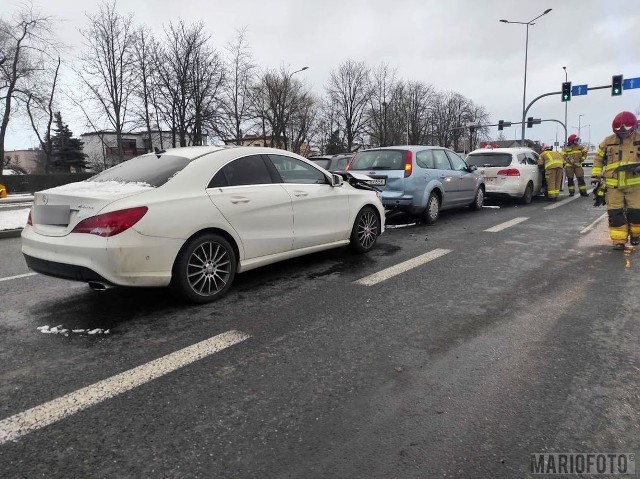 Z uwagi na utrudnienia w ruchu na ul. Ozimskiej utworzył się korek sięgający kilometra.