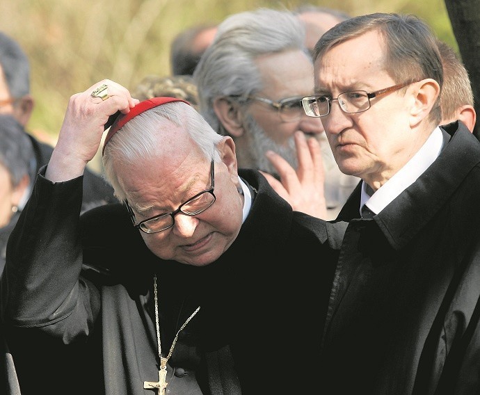 Kardynał Henryk Gulbinowicz i Józef Pinior na pogrzebie...