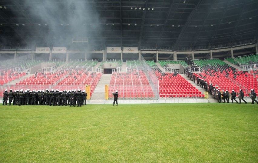 Ćwiczenia policji na stadionie w Tychach