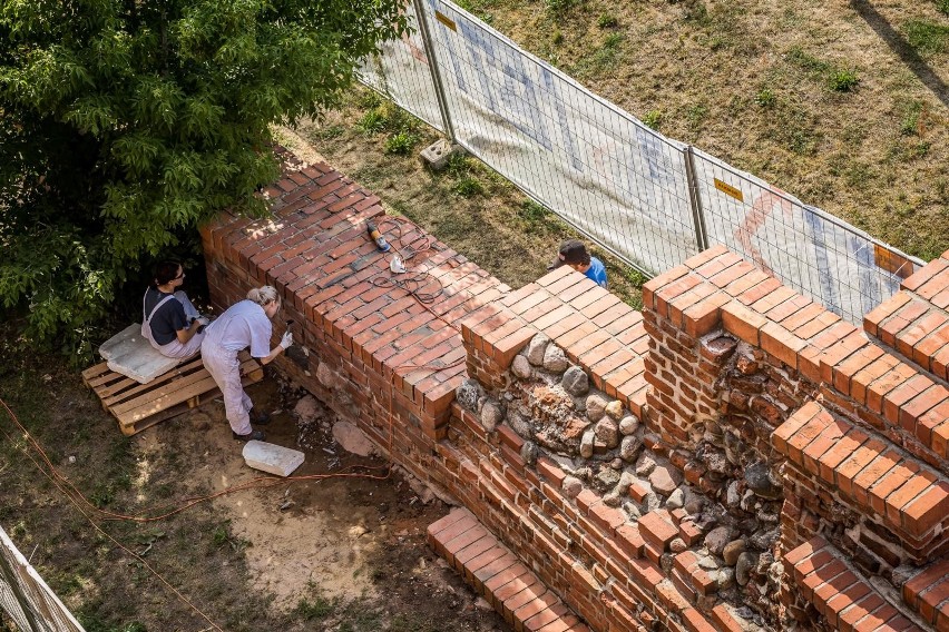 Ruszyły już prace przy reliktach murów średniowiecznych w...