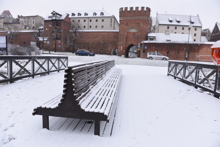 Zima znów zaatakowała w Toruniu. Od rana w mieście pada...