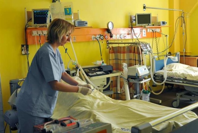 Pielęgniarka Beata Oborska jest zadowolona z remontu pomieszczeń, gdzie przeniesie się OIOM. - Poprawią się warunki leczenia pacjentów - mówi.