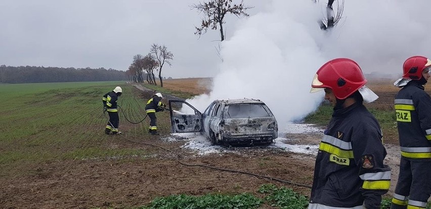 Pożar samochodu osobowego przy autostradzie A4 [ZDJĘCIA]