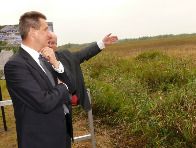 Prezydent Andrzej Szlęzak pokazuje tereny inwestycyjne wiceministrowi Janowi Buremu.