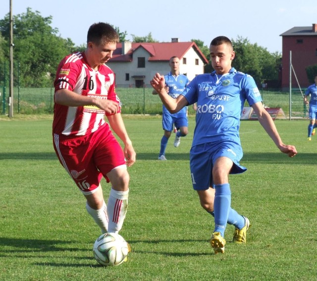Adrian Stanek (z lewej) w Tarnowie dał się poznać jako napastnik. Dobry występ przypieczętował zdobyciem gola. Czy powtórzy to przeciwko Hutnikowi?