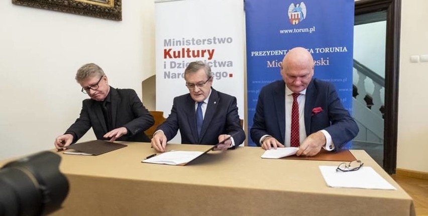 Umowę na budowę centrum w 2019 roku podpisali minister Piotr...