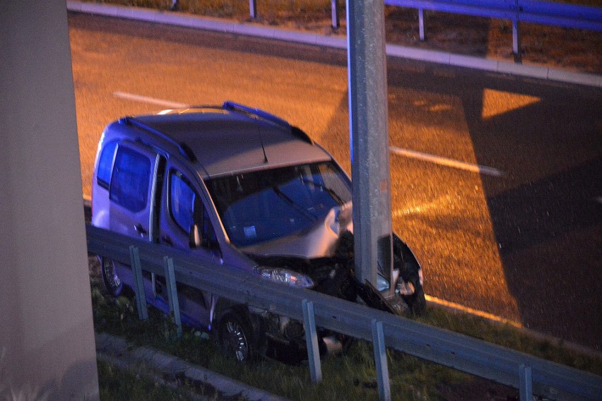 Wypadek w Kielcach. Samochód uderzył w latarnię, kobieta odwieziona do szpitala