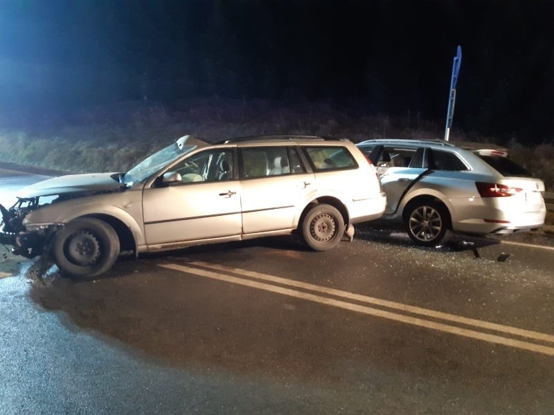 Podhale. Nocny wypadek w Rdzawce. Zderzyły się czołowo dwa auta. Sześć osób zostało rannych 