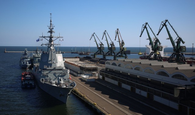 Okręty wchodzące w skład Zespołu Okrętów NATO SNMG1 regularnie odwiedają Gdynię. Na zdjęciu m.in. hiszpańska korweta ESPS Mendez Nunez, NRP Alvares Cabral czy niemiecka FGS Ludwigshafen.