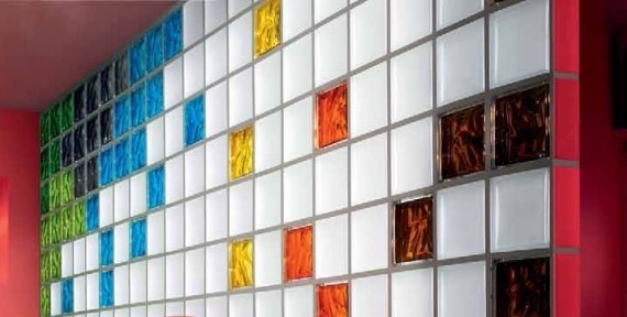 Ściana z pustaków szklanychPustaki szklane mogą mieć różne kolory, dlatego można aranżować z nich różne kompozycje.
