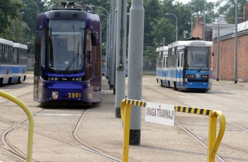 I znów kompromitacja. Zakaz mijania z nowymi tramwajami. Bo są za szerokie