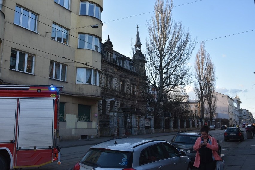 Zablokowana ulica Gdańska! Wieżyczka zabytkowej willi Kellera przy Gdańskiej w Łodzi grozi zawaleniem! Ruch na Gdańskiej wstrzymany ZDJĘCIA