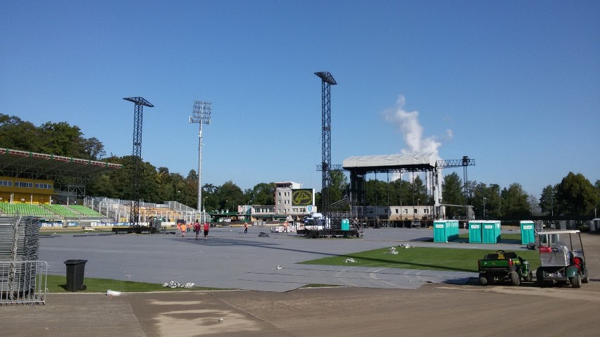 Po koncercie Linkin Park w Rybniku sprzątają stadion. A tak...