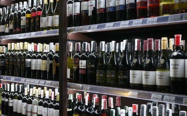 Pisma wzywające do przemeblowania sklepu w zgodzie z obowiązującym prawem dostają warszawscy właściciele sklepów z winem.